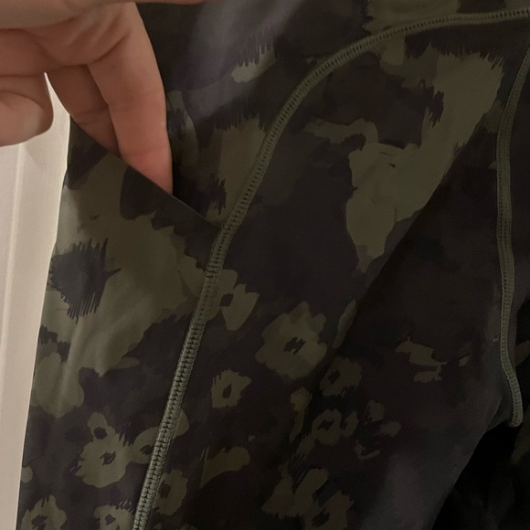 Vuori Stride Flower Camo Legging, Size XS - Picture 2 of 4